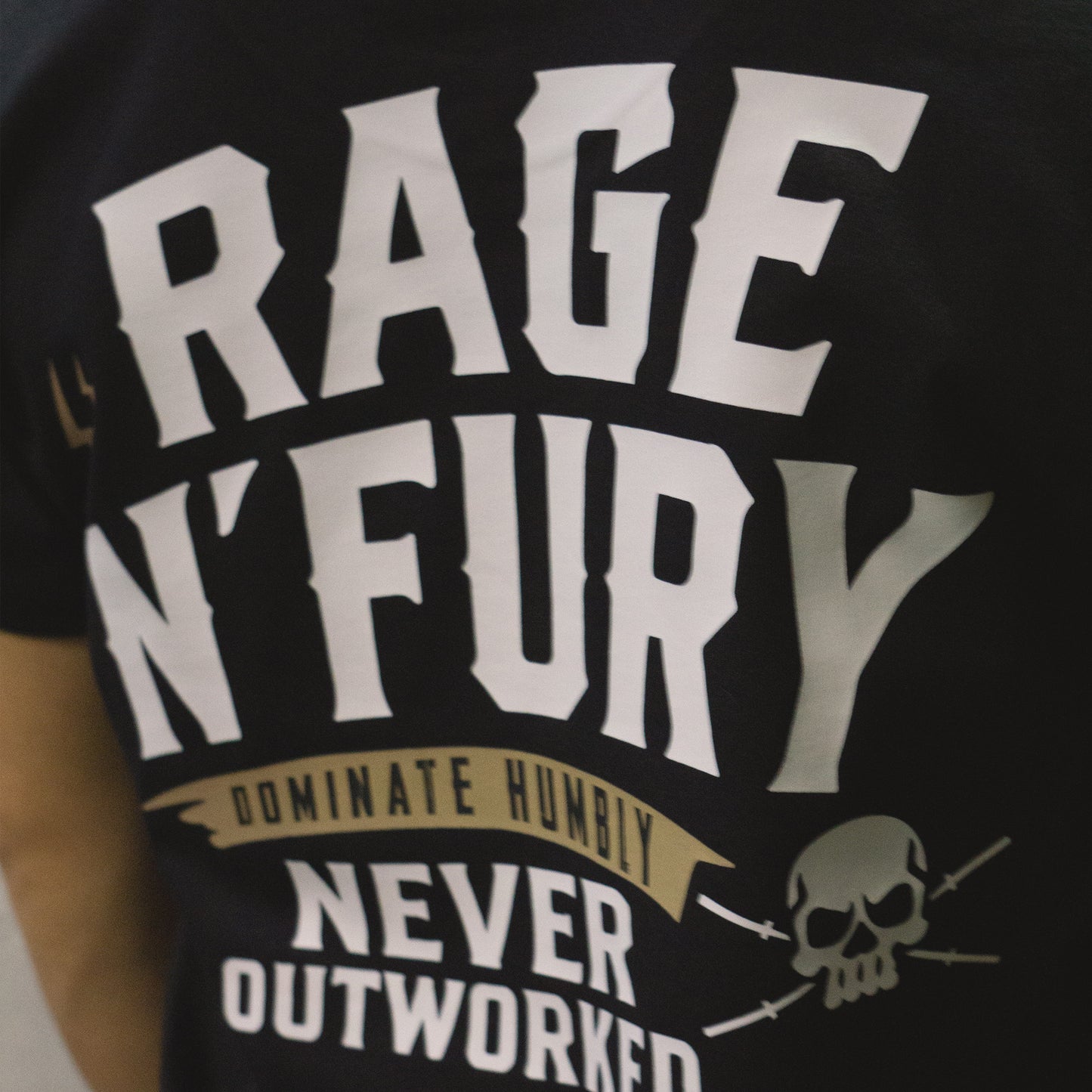 
                  
                    Tshirt Crop OUTWORKED
                  
                